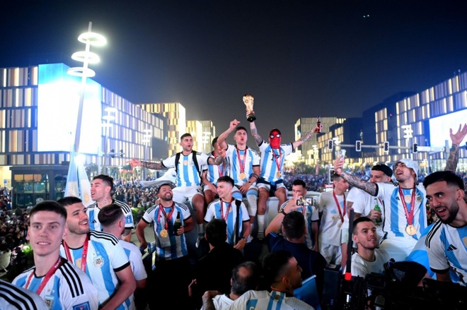 Argentina v&ocirc; địch, Messi v&agrave; đồng đội l&ecirc;n xe bu&yacute;t 2 tầng rước c&uacute;p khắp phố Qatar - Ảnh 5.