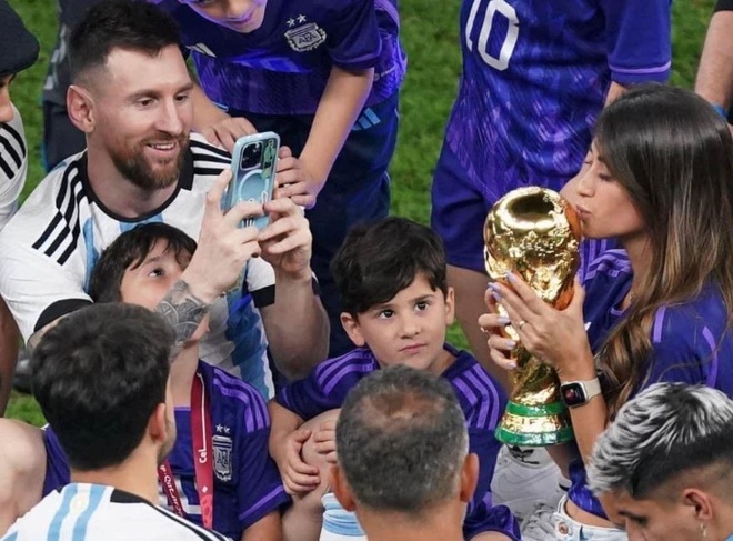 Sự thật bức ảnh con Messi ngất xỉu trên khán đài khi bố vô địch World Cup 2022 - Ảnh 1.