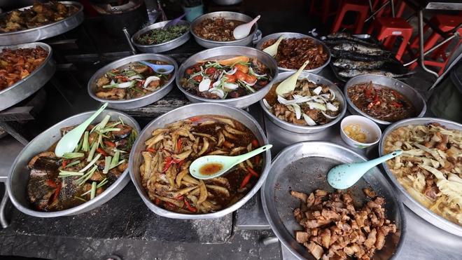 Foreign tourists enjoy the foods that come with broken rice, order 8 dishes for only 180k - Photo 5.