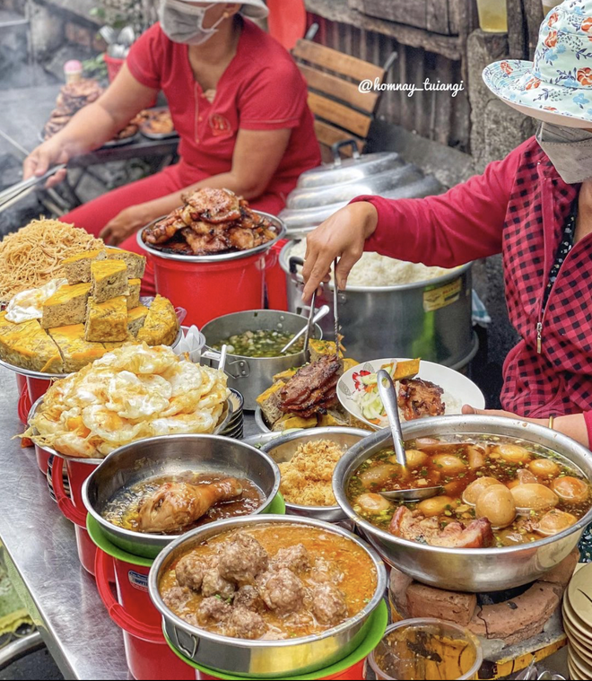  Du khách nước ngoài thích thú với những loại thức ăn đi kèm cơm tấm, gọi 8 món chỉ hết 180k - Ảnh 2.