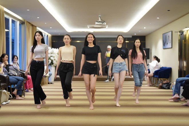 Thí sinh Hoa hậu Việt Nam diện crop top khoe eo thon - Ảnh 1.