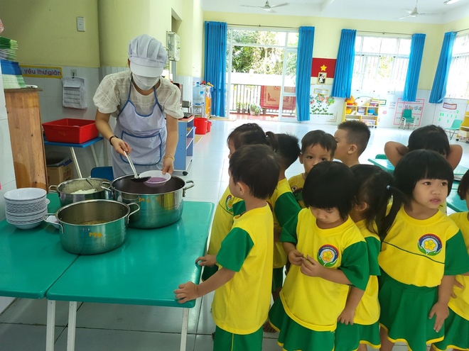 L&agrave;m thế n&agrave;o để đảm bảo an to&agrave;n bữa ăn b&aacute;n tr&uacute; cho học sinh? - Ảnh 1.