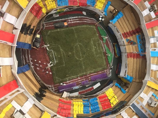 The boy used cardboard to make a beautiful, lifelike stadium model that caused a stir online - Photo 2.