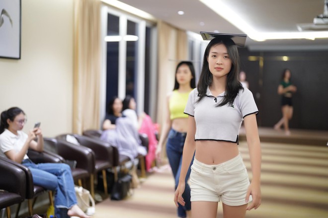 Thí sinh Hoa hậu Việt Nam diện crop top khoe eo thon - Ảnh 9.