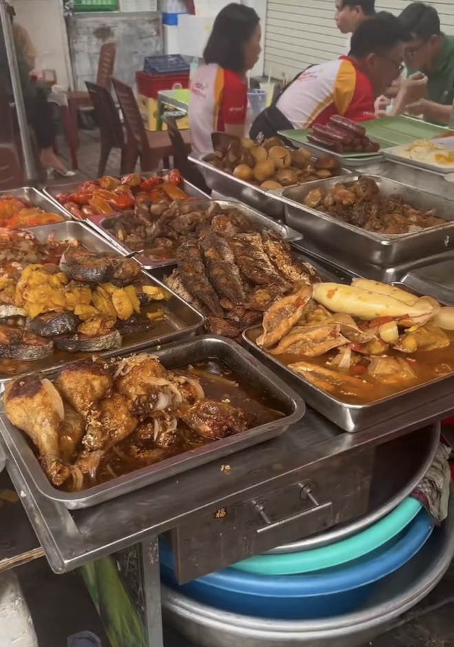 Foreign tourists enjoy the foods that come with broken rice, order 8 dishes for only 180k - Photo 8.