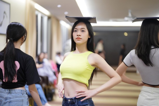 Thí sinh Hoa hậu Việt Nam diện crop top khoe eo thon - Ảnh 8.