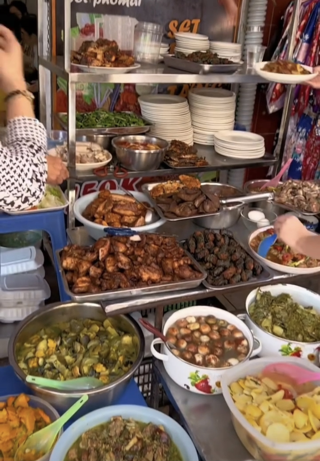 Foreign tourists enjoy the foods that come with broken rice, order 8 dishes for only 180k - Photo 7.