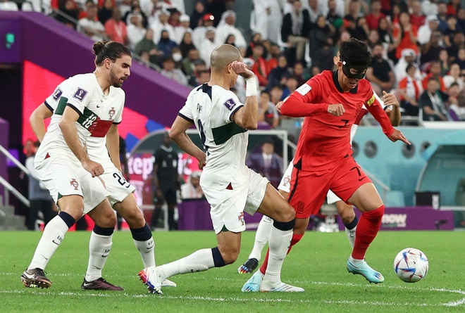 Những giọt nước mắt trái chiều của Suarez và Son Heung Min - Ảnh 9.