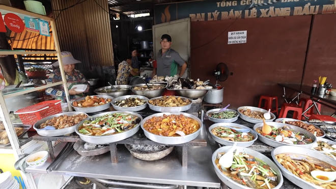 Foreign tourists enjoy the foods that come with broken rice, order 8 dishes for only 180k - Photo 6.