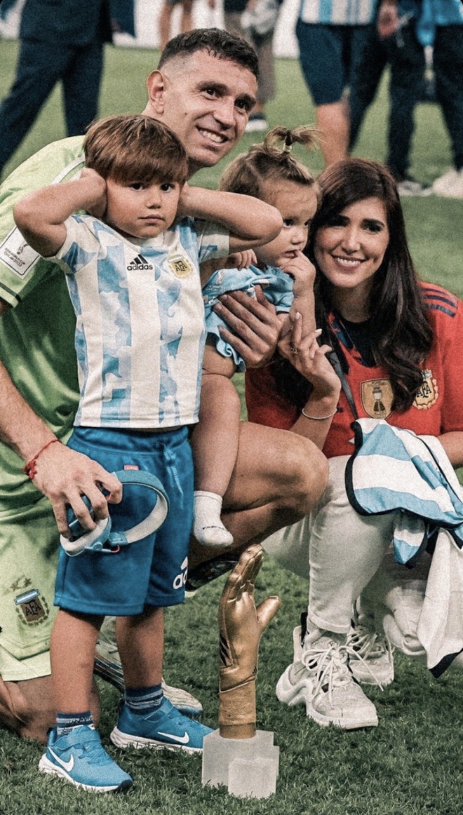 H&ocirc;n nh&acirc;n vi&ecirc;n m&atilde;n với mối t&igrave;nh đầu của thủ m&ocirc;n xuất sắc nhất World Cup 2022 - Ảnh 6.