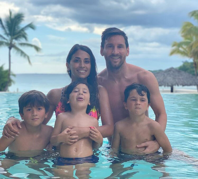 Not only accompanying each other on the field, Messi's family is also always together on every trip around the world - Photo 7.