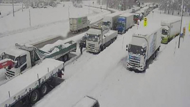 Tuyết rơi kỷ lục ở Nhật Bản gây tắc đường trên cao tốc - Ảnh 1.