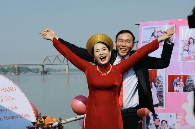 Sao Việt 20/12: Vợ chồng NSND Lan Hương kỷ niệm 35 năm ngày cưới trên du thuyền - Ảnh 1.