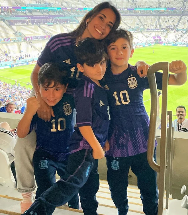 Not only accompanying each other on the field, Messi's family is also always together on every trip around the world - Photo 2.