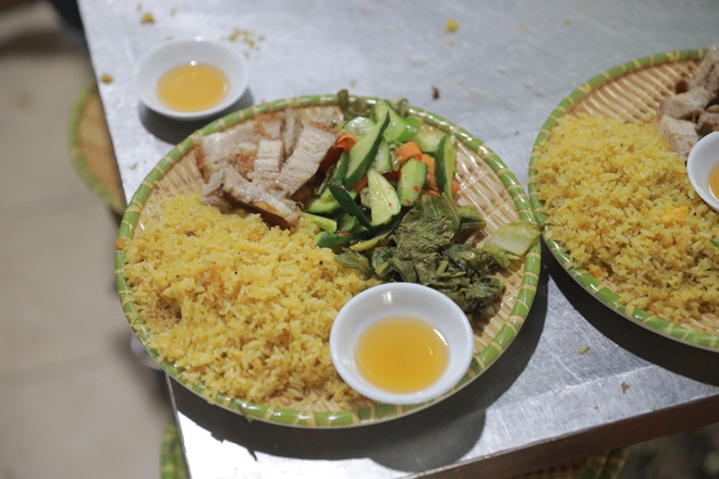 Cơm rang - m&oacute;n ăn d&acirc;n d&atilde; cũng c&oacute; l&uacute;c g&acirc;y tranh c&atilde;i với 2 phe &ldquo;cơm trắng v&agrave; cơm v&agrave;ng&rdquo; - Ảnh 1.