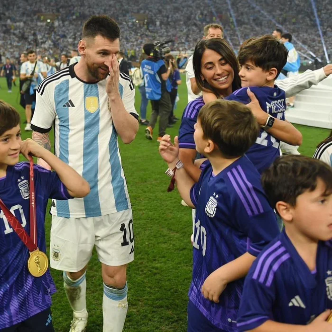 Not only accompanying on the pitch, the Messi family is always together in every trip around the world - Photo 1.