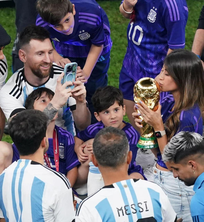 Not only accompanying each other on the field, Messi's family is also always together on every trip around the world - Photo 1.