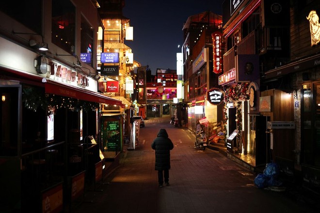 Hàn Quốc: Ám ảnh vụ giẫm đạp Halloween, đường phố Itaewon vắng như tờ trước lễ Giáng sinh - Ảnh 1.