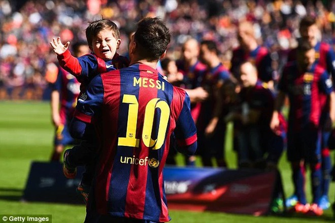 10-year-old son understands Messi's story: Quietly squeezes his father's shoulder after the World Cup final - Photo 4.