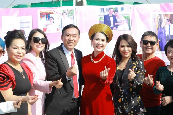 Sao Việt 20/12: Vợ chồng NSND Lan Hương kỷ niệm 35 năm ngày cưới trên du thuyền - Ảnh 2.