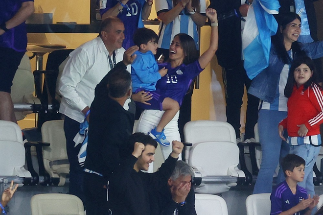 No solo compañeros en el campo, la familia de Messi siempre está junta en cada viaje alrededor del mundo - Foto 2.