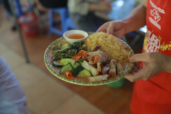 Cơm rang - m&oacute;n ăn d&acirc;n d&atilde; cũng c&oacute; l&uacute;c g&acirc;y tranh c&atilde;i với 2 phe &ldquo;cơm trắng v&agrave; cơm v&agrave;ng&rdquo; - Ảnh 2.