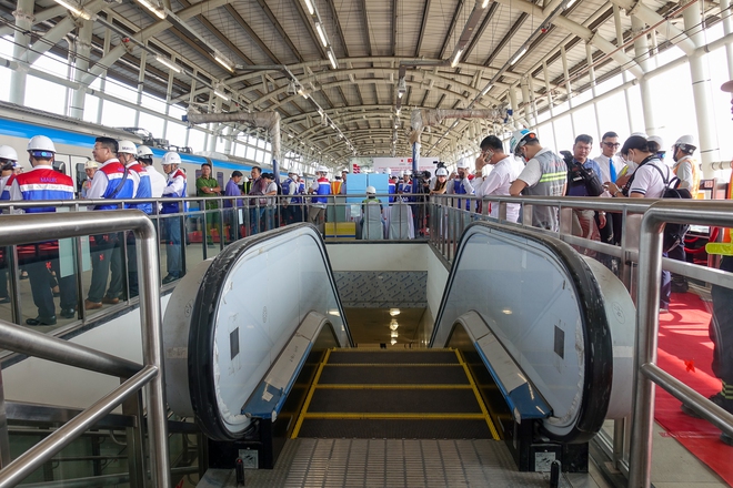 Clip, ảnh: Những hành khách đầu tiên được trải nghiệm trên tàu Metro số 1 TP.HCM - Ảnh 3.