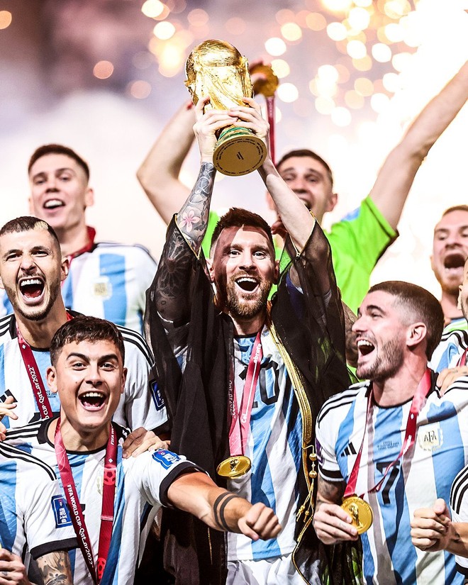 Dưới đáy cúp vàng World Cup có gì? - Ảnh 3.