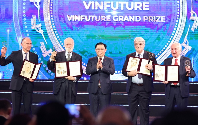 Cha đẻ Internet nhận giải VinFuture: Cần dự phòng thế giới không smartphone - Ảnh 1.