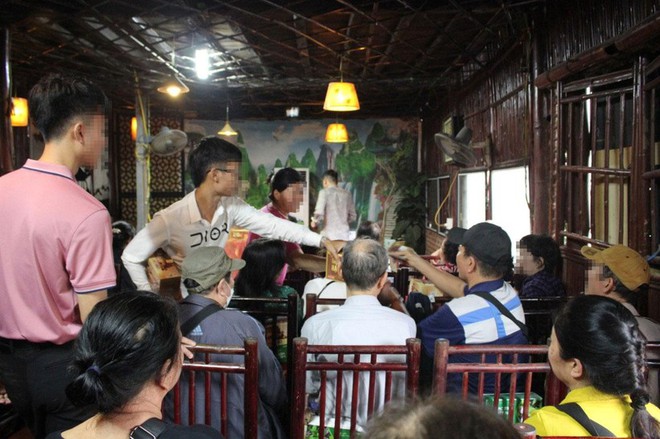 Tham gia tour tham quan 0 đồng, nhiều người cao tuổi ở Hà Nội nếm trái đắng - Ảnh 2.