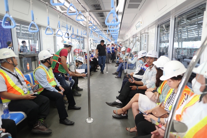 Clip, ảnh: Những hành khách đầu tiên được trải nghiệm trên tàu Metro số 1 TP.HCM - Ảnh 9.