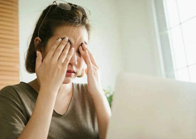 Cơ thể c&oacute; 4 dấu hiệu n&agrave;y chứng tỏ m&aacute;u đ&atilde; &ldquo;đặc như ch&aacute;o&rdquo;, đừng để nhập viện mới hối hận - Ảnh 2.