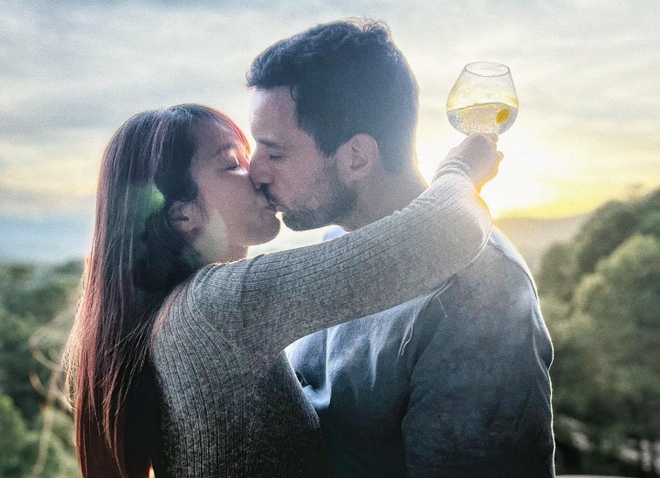 Sao Việt 22/12: Quốc Trung t&igrave;nh tứ b&ecirc;n vợ, Nhật Kim Anh khoe cơ bắp ở tuổi 39 - Ảnh 7.