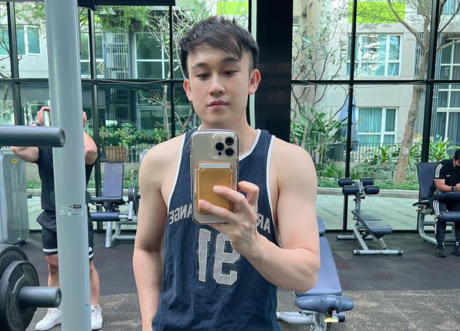 Sao Việt 22/12: Quốc Trung t&igrave;nh tứ b&ecirc;n vợ, Nhật Kim Anh khoe cơ bắp ở tuổi 39 - Ảnh 6.