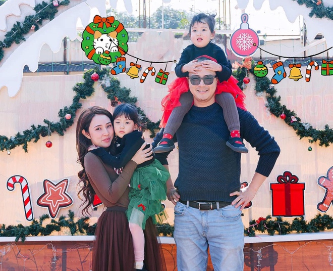 Sao Việt 22/12: Quốc Trung t&igrave;nh tứ b&ecirc;n vợ, Nhật Kim Anh khoe cơ bắp ở tuổi 39 - Ảnh 5.