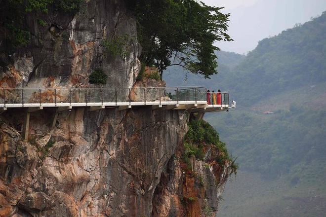 Báo Mỹ giới thiệu cây cầu đáy kính dài nhất thế giới ở Việt Nam - Ảnh 4.