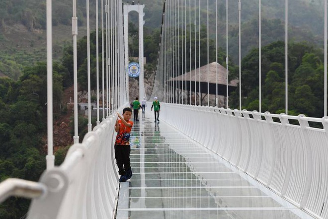 Báo Mỹ giới thiệu cây cầu đáy kính dài nhất thế giới ở Việt Nam - Ảnh 3.