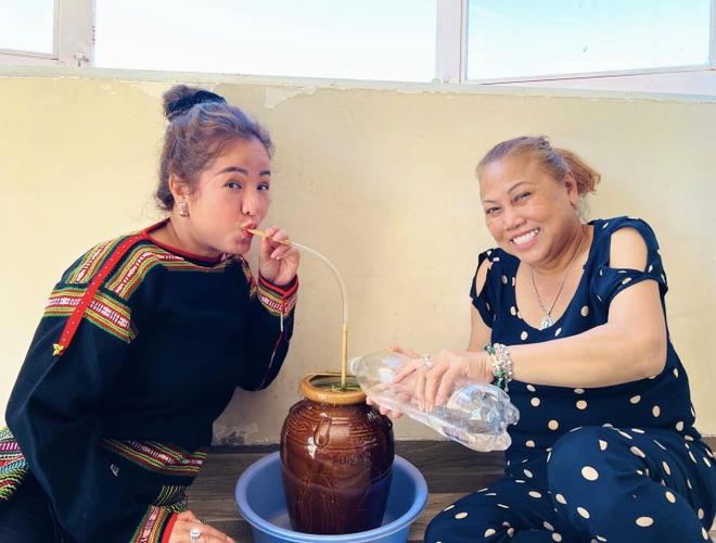 Sao Việt 22/12: Quốc Trung t&igrave;nh tứ b&ecirc;n vợ, Nhật Kim Anh khoe cơ bắp ở tuổi 39 - Ảnh 3.