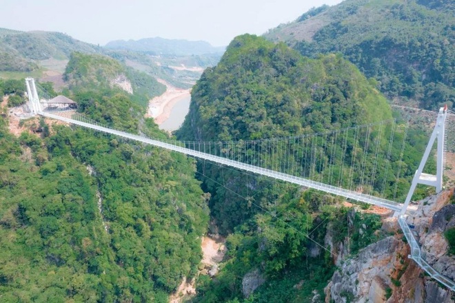 Báo Mỹ giới thiệu cây cầu đáy kính dài nhất thế giới ở Việt Nam - Ảnh 1.