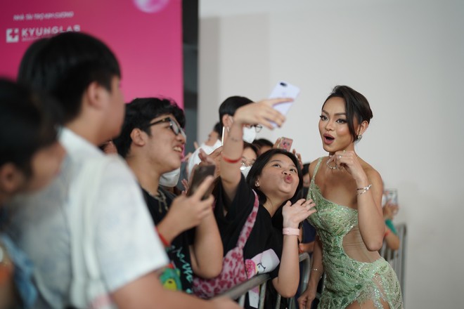 Hoa hậu, á hậu được fan vây quanh trên thảm đỏ chung kết Hoa hậu Việt Nam - Ảnh 13.