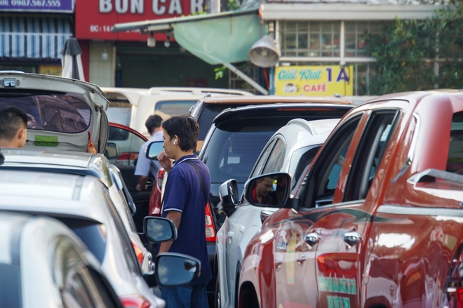 Ô tô nối đuôi nhau chờ đăng kiểm, CSGT được tăng cường để giảm ùn tắc cửa ngõ sân bay Tân Sơn Nhất - Ảnh 6.