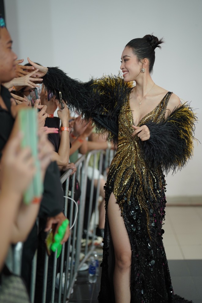 Hoa hậu, á hậu được fan vây quanh trên thảm đỏ chung kết Hoa hậu Việt Nam - Ảnh 2.