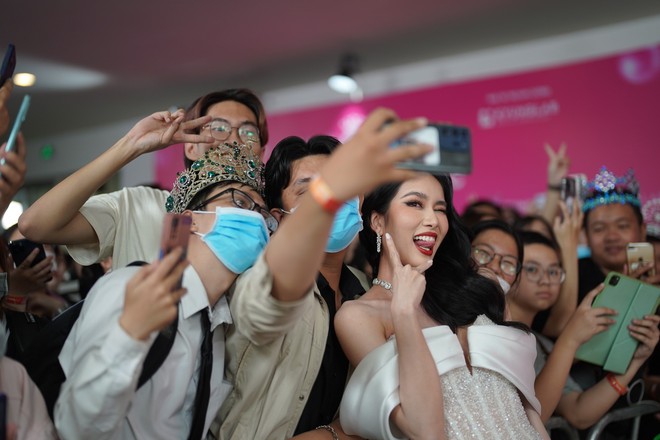 Hoa hậu, á hậu được fan vây quanh trên thảm đỏ chung kết Hoa hậu Việt Nam - Ảnh 11.