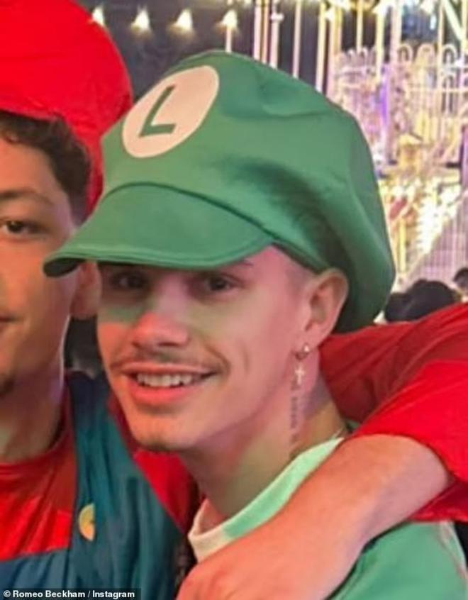 Romeo Beckham khoe h&igrave;nh xăm mới tr&ecirc;n cổ - Ảnh 1.