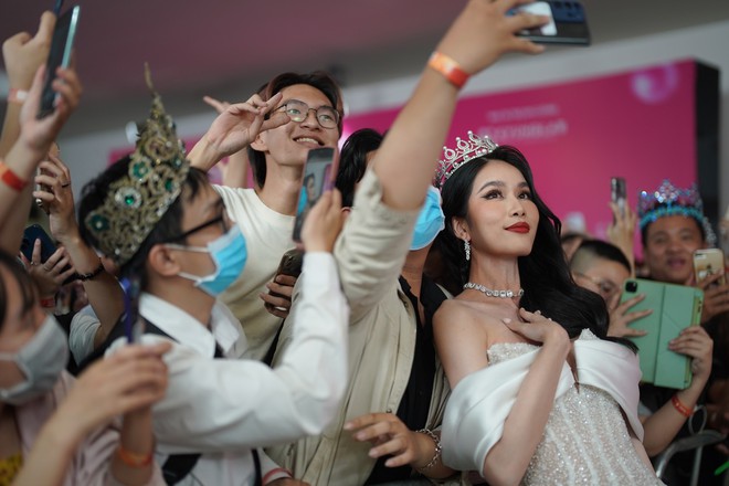 Hoa hậu, á hậu được fan vây quanh trên thảm đỏ chung kết Hoa hậu Việt Nam - Ảnh 10.