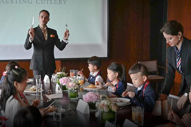 Lớp học quý tộc cho giới nhà giàu Trung Quốc: Chi hàng triệu USD chỉ để học thưởng trà, ăn bánh, hôn gió đúng cách - Ảnh 3.