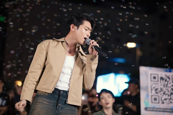 Nam ca sĩ bật kh&oacute;c, mồ h&ocirc;i nhễ nhại, đỏ bừng mặt giữa phố đi bộ khi cover Một Ng&agrave;n Nỗi Đau! - Ảnh 6.