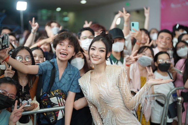 Hoa hậu, á hậu được fan vây quanh trên thảm đỏ chung kết Hoa hậu Việt Nam - Ảnh 9.