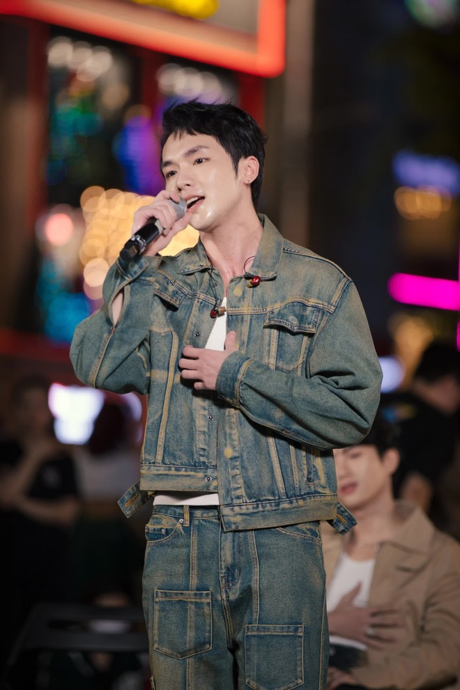 Nam ca sĩ bật kh&oacute;c, mồ h&ocirc;i nhễ nhại, đỏ bừng mặt giữa phố đi bộ khi cover Một Ng&agrave;n Nỗi Đau! - Ảnh 3.