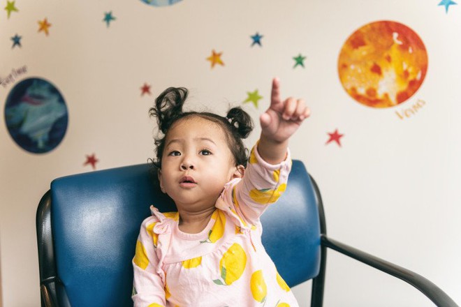 Con g&aacute;i 2 tuổi mọc nhiều l&ocirc;ng, mẹ đưa đi kh&aacute;m dậy th&igrave; bất ngờ ph&aacute;t hiện bệnh lạ - Ảnh 3.